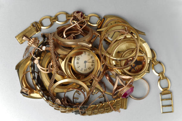 old and broken jewelry, watches of gold, and gold-plated, and coins lie in a pile. - gold jewelry scrap metal old imagens e fotografias de stock