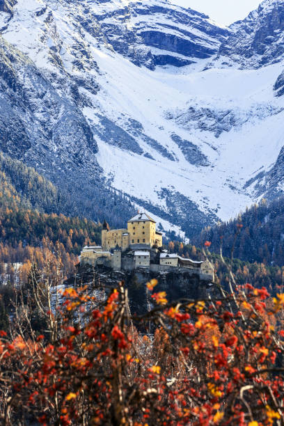 가을 색 나무로 둘러싸인 중세 타라 스프 성 - engadin valley engadine european alps mountain 뉴스 사진 이미지