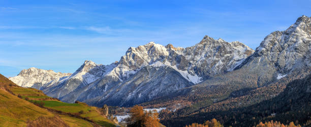 les sommets des alpes suisses en basse-engadine dans le canton des grisons - engadine graubunden canton autumn switzerland photos et images de collection
