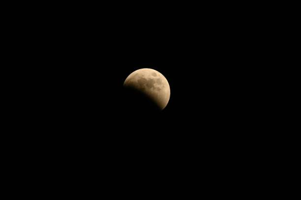 ein blick auf die totale mondfinsternis des mondes am 8. november 2022 in japan. - full moon moon lunar eclipse red stock-fotos und bilder