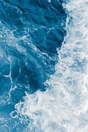 Ola azul oscuro del océano marino y espuma blanca photo