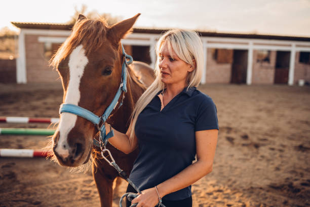 une femme et son cheval - bride women standing beauty in nature photos et images de collection