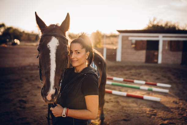 une femme et son cheval - bride women standing beauty in nature photos et images de collection