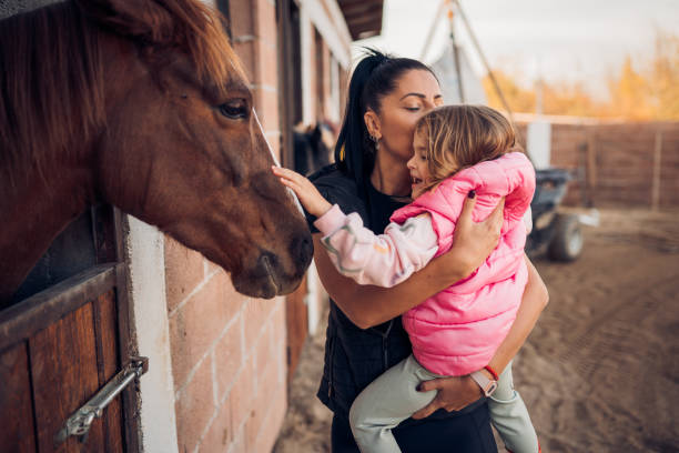 말을 가진 어머니와 딸 - teaching child horseback riding horse 뉴스 사진 이미지