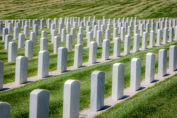 białe kamienne nagrobki wojskowe dla poległych żołnierzy i kobiet dla armii stanów zjednoczonych - marines funeral veteran us memorial day zdjęcia i obrazy z banku zdjęć