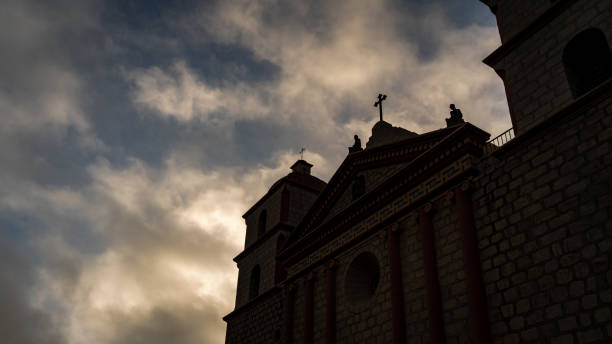 misja santa barbara z pochmurnym złowieszczym niebem - mission santa barbara zdjęcia i obrazy z banku zdjęć