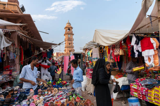 인도 라자스탄 조드푸르에 있는 유명한 사르다르 시장과 간타 가르 시계탑의 라자스탄 구매자와 판매자. - sardar market 뉴스 사진 이미지