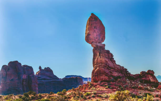 balanced rock garden of eden arches national park moab utah - travel famous place balanced rock beauty in nature imagens e fotografias de stock