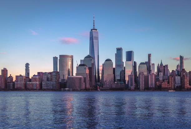 freedom tower et lower manhattan depuis le new jersey - manhattan skyline new york state skyscraper photos et images de collection