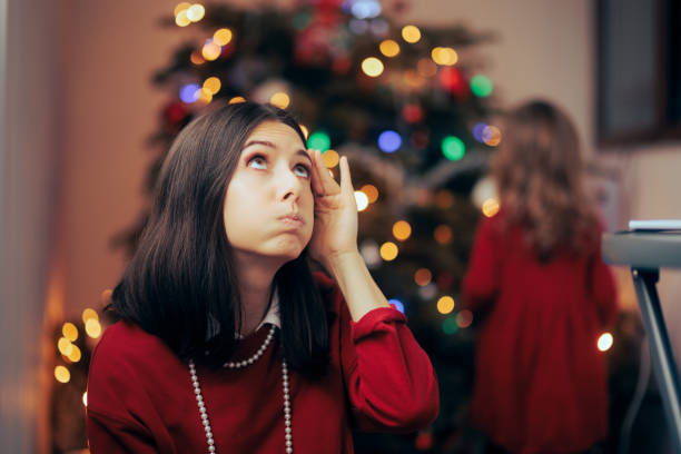 maman stressée en pensant à ce qu’il faut acheter comme cadeau de noël - christmas child baby surprise photos et images de collection