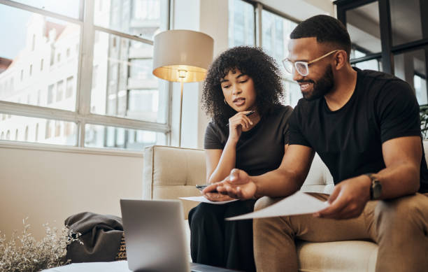 finance, compte et couple noir avec ordinateur portable sur canapé faire des opérations bancaires en ligne. factures, budget et homme et femme noirs avec documents, paperasse et informatique faire des opérations bancaires, des paiements et des comptes b - mettre en échec photos et images de collection