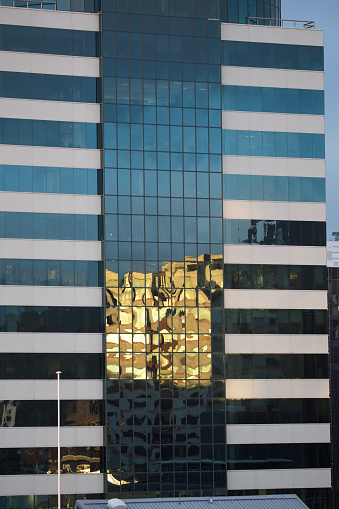 Spiegelung in Glasfassade von Hochhaus