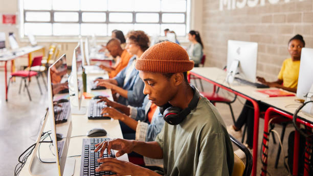 Young college students working in a computer class - fotografia de stock