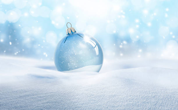 прозрачный стеклянный рождественский шар в снегу - blue bauble стоковые фото и изображения