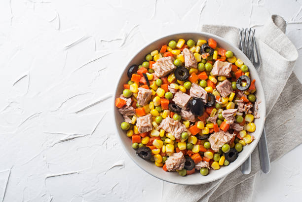 insalata di tonno con mais, carote, piselli e olive - prepared tuna foto e immagini stock