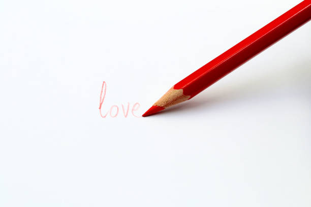 종이 위에 사랑이라는 단어를 그리는 빨간 연필 - pencil colors heart shape paper 뉴스 사진 이미지