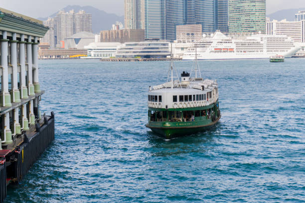 star ferry che si avvicina al molo centrale, ripresa media, vista all'altezza degli occhi - nave di passeggero foto e immagini stock