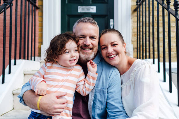 cándido retrato de familia - common family new togetherness fotografías e imágenes de stock