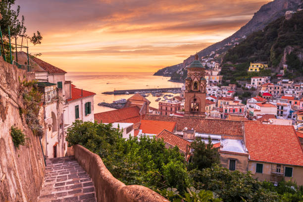 amalfi, italie sur la côte amalfitaine - mountain peak famous place outdoors landscape photos et images de collection