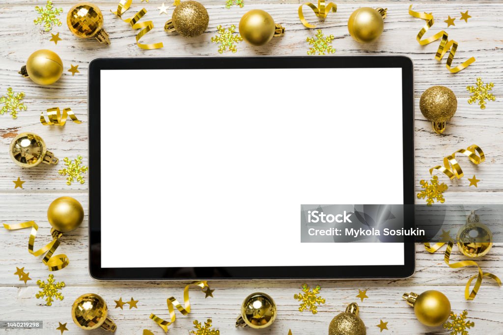 Foto de Compras Online De Natal Do Pc Home Tablet Com Vista Para A Parte  Superior Da Tela Branca Em Branco Tablet Com Espaço De Cópia Em Fundo  Colorido Com Bolas De