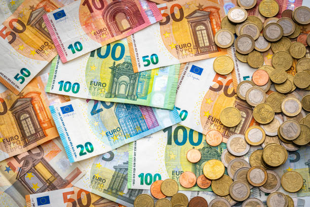 유로 지폐와 동전 배경. - european union euro note european union currency paper currency euro symbol 뉴스 사진 이미지