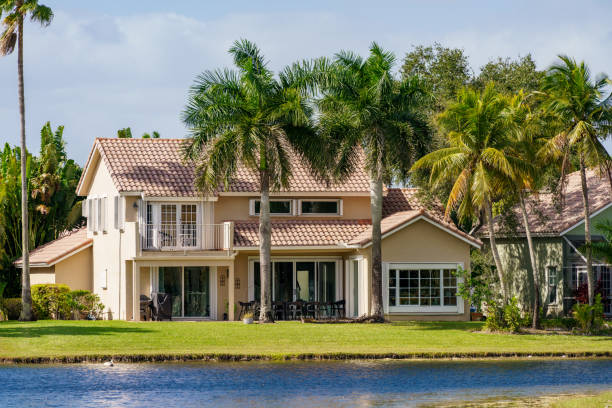 photo of an upscale house in weston florida. weston was incorporated in 1996 - cargill, incorporated imagens e fotografias de stock