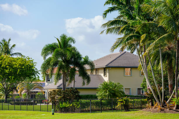 photo of an upscale house in weston florida. weston was incorporated in 1996 - cargill, incorporated imagens e fotografias de stock