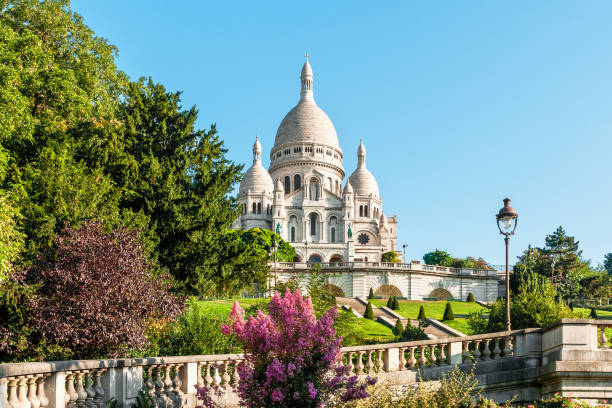 パリ: サクレクール寺院とモンマルトルの丘の眺め - montmartre paris france basilique du sacre coeur france ストックフォトと画像