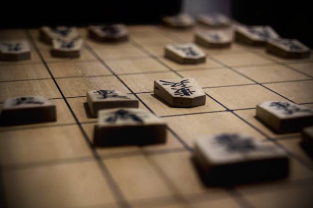 nahaufnahme eines traditionellen japanischen shogi-brettspiels - shogi stock-fotos und bilder