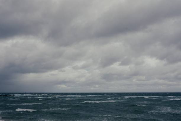 piękne ujęcie morza z szarym ciemnym zachmurzonym niebem - desaturated zdjęcia i obrazy z banku zdjęć