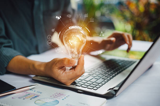 کارآفرین در حال پیدا کردن ایده جدید برای کسب و کار اینترنتی