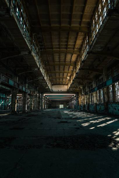 wewnątrz starego dużego opuszczonego obiektu - abandoned factory warehouse dark zdjęcia i obrazy z banku zdjęć