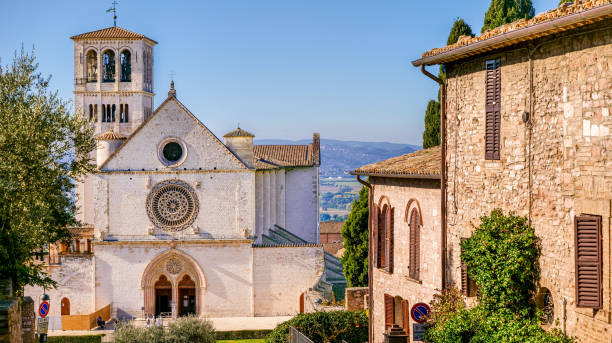 красивый готический фасад базилики сан-франческо в средневековом г�ороде ассизи - rose window assisi wall umbria стоковые фото и изображения