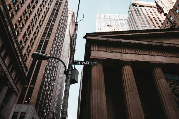 tiro en ángulo bajo de wall street sign en nyc - new york state new york city color image photography fotografías e imágenes de stock