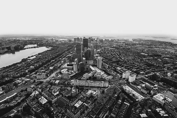 tir aérien d�’une ville urbaine en noir et blanc - manhattan aerial view brooklyn new york city photos et images de collection
