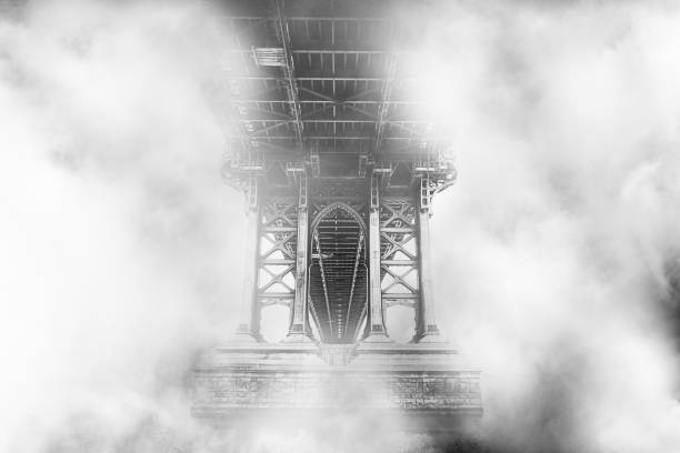 szczyt mostu otoczony chmurami - national landmark outdoors black and white horizontal zdjęcia i obrazy z banku zdjęć
