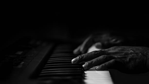 피아노에 오래 된 주름 된 손 - piano men pianist musician 뉴스 사진 이미지