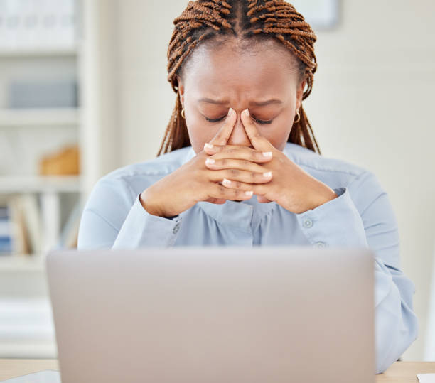 stres, niepokój i ból głowy przez kobietę biznesu pracującą na laptopie w biurze korporacyjnym, cierpiącą z powodu bólu i dyskomfortu. zmartwiony przedsiębiorca wyglądający na chorego, czującego się zestresowanym i wypalonym w miejscu pracy - rudeness risk computer business zdjęcia i obrazy z banku zdjęć