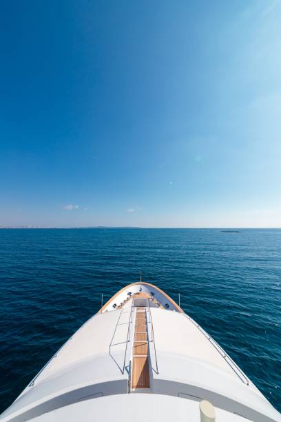 foto vertical de alto ângulo da prancha de uma escuna navegando no mar - naval flag - fotografias e filmes do acervo