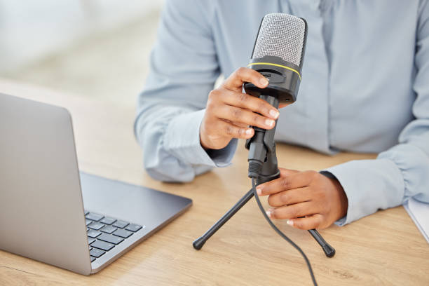 Microphone, laptop or hands of black woman influencer, blogger or podcaster recording a podcast. Talking on mic for talk show, radio host or audio equipment for live broadcast, speaking or dialogue micrófono, computadora portátil o manos de una mujer negra en la grabación de podcast, blogger o podcaster. hablar por micrófono para programa de entrevistas, presentador de radio o equipo de audio para transmisión en vivo, hablar o dialogar con influ