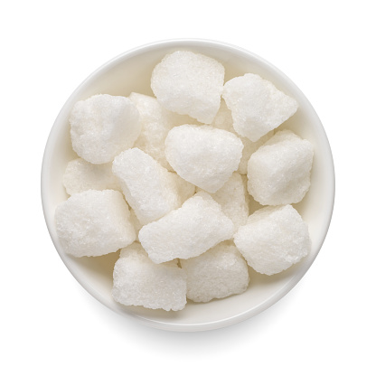 Zollette Di Zucchero Grezzo In Ciotola Rotonda Isolata Su Bianco