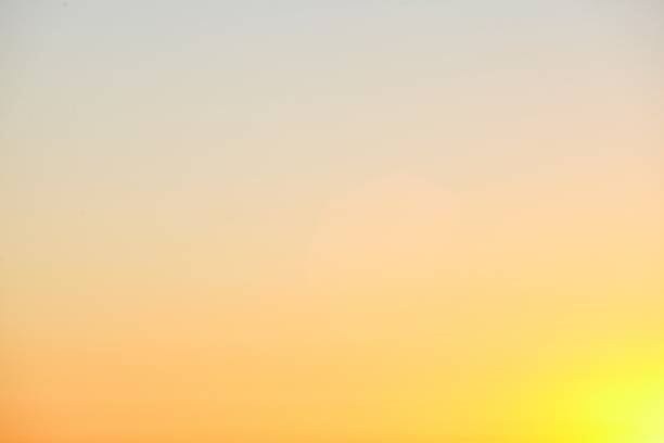 vue à couper le souffle du ciel doré du coucher de soleil sur l’océan pacifique - heure dorée photos et images de collection