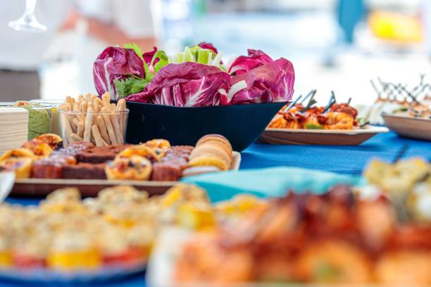 foto de alto ângulo de deliciosas sobremesas e aperitivos em uma mesa em um iate - chilhood - fotografias e filmes do acervo