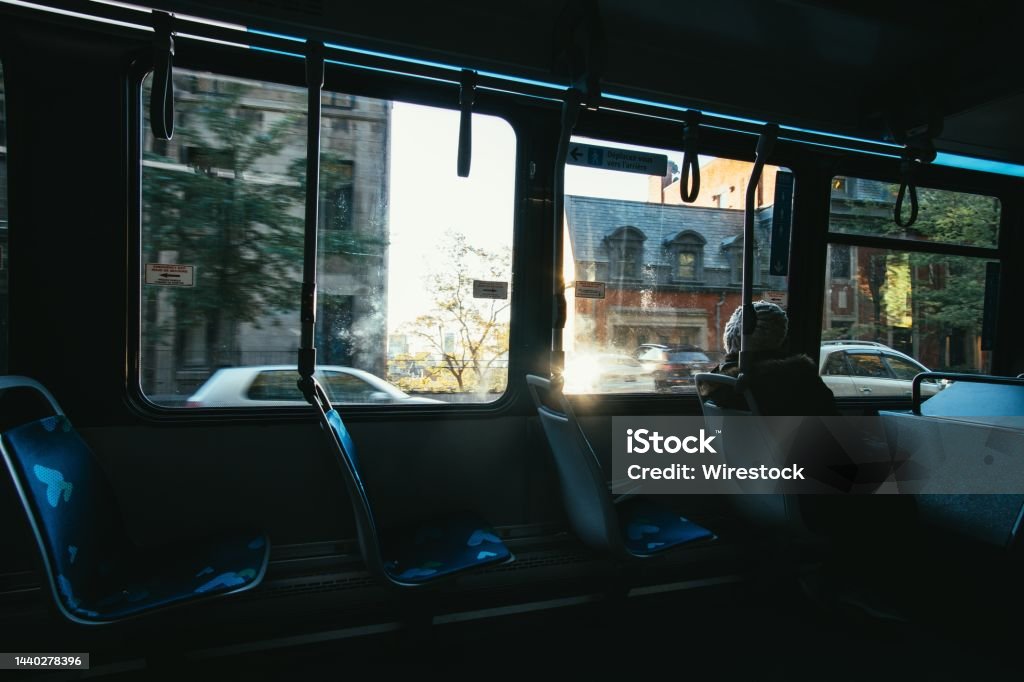 Ảnh Đẹp Chụp Một Ông Già Cô Đơn Ngồi Trong Chiếc Xe Buýt Trống Rỗng Hình Ảnh  Sẵn Có - Tải Xuống Hình Ảnh Ngay Bây Giờ - Istock