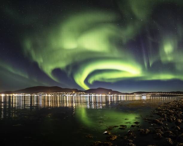 plan à couper le souffle du vent de couleurs se reflétant dans la mer qui ressemble à une scène de conte de fées - norvège septentrionale photos et images de collection