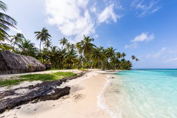 beautiful scenery of the ocean under the cloudy sky in san blas islands, panama - panama san blas islands central america island imagens e fotografias de stock