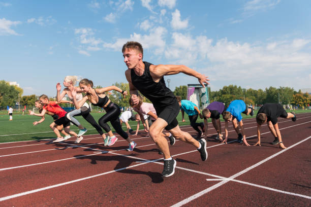 un groupe de jeunes athlètes s’entraînent - sports car photos et images de collection