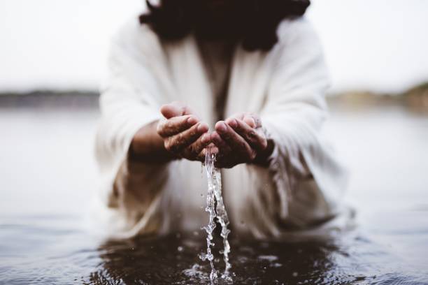 scena biblica - di gesù cristo che beve acqua con le mani - jesus christ cross old statue foto e immagini stock