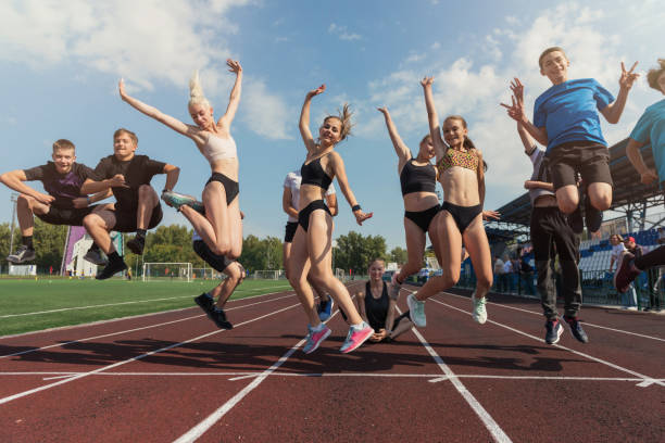 une entraîneuse et un groupe d’enfants animent une séance d’entraînement - car child teamwork sports race photos et images de collection