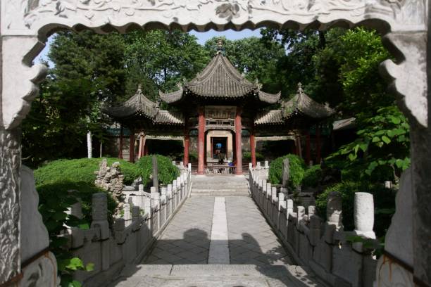 scatto orizzontale della moschea in stile cinese a xian, cina circondata da alberi verdi - china xian contemporary built structure foto e immagini stock